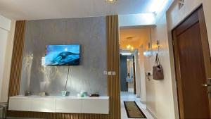 モンバサにあるBuxton Point Swahili Cozy Placeのバスルーム(壁にテレビ付)