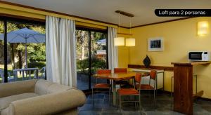 ein Wohnzimmer mit Sofa und Tisch in der Unterkunft Navidad mágica en Manzano Resort Cabaña completa para 8 personas in Villa La Angostura + 10 Fotos