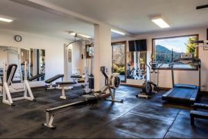 ein Fitnessstudio mit mehreren Laufbändern und Geräten in einem Raum in der Unterkunft Navidad mágica en Manzano Resort Cabaña completa para 8 personas in Villa La Angostura