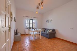 una sala de estar con un sofá y una mesa en Casa Marinera El Cotillo duplex for 2-4 persons, en Cotillo
