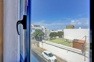 un coche blanco estacionado fuera de una ventana en Casa Marinera El Cotillo duplex for 2-4 persons, en Cotillo
