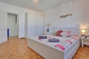 un dormitorio con una cama con dos almohadas. en Casa Marinera El Cotillo duplex for 2-4 persons, en Cotillo