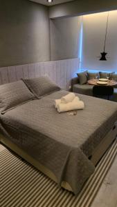 una camera da letto con un letto grande e un tavolo di Dani Studio Moema Grand Vitrali a San Paolo