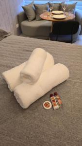 una coperta bianca sopra un letto con un tavolo di Dani Studio Moema Grand Vitrali a San Paolo