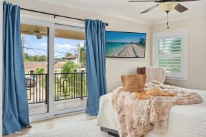 Un dormitorio con una cama y vista al mar. en Luxury Riverfront Oasis Dock Pool & Walk 2 Beach, en Port Orange 89 fotos más