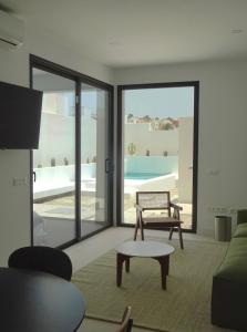 una sala de estar con un sofá y una mesa en Casa Juana, en San Miguel de Abona