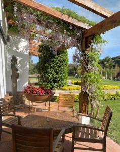 un patio avec une pergola en bois et une table et des chaises dans l'établissement Casa Bali Costa brava, à Palafrugell