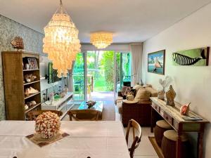 a living room with a table and a couch at Casa de Praia em Carneiros in Tamandaré