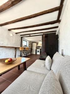 a living room with a couch and a table at Villa Filistrina in Yasna Polyana