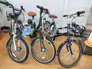 美濃市にあるBallarat Clunesの三台の自転車が隣り合わせに停まっている