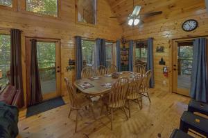ガトリンバーグにあるCreeksong Holiday homeのダイニングルーム(テーブル、椅子付)