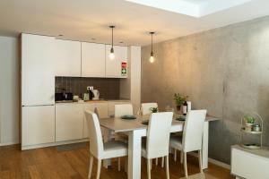 a kitchen and dining room with a table and chairs at Casa do Sol e Mar in Vila Nova de Gaia