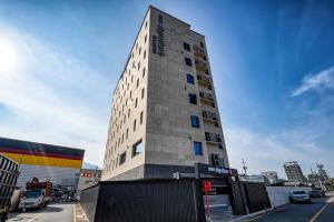 YangsanHotel Signature的街道边的高楼