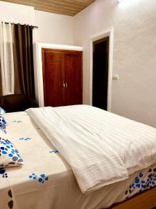 Postel nebo postele na pokoji v ubytování Deux chambres un salon à agla pylônes