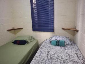 En eller flere senge i et værelse på Backpacker's ROOF