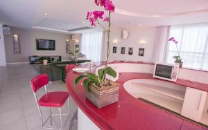 a room with a pink counter with a plant on it at Flat melhor localização Brasilia Biarritz Long Stay in Brasilia