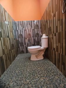 セナルにあるDev Guesthouse and Restaurantの部屋の中にトイレ付きのバスルームがある