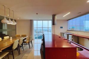 a dining room with a long table and chairs at Flat melhor localização Brasilia Biarritz Long Stay in Brasilia