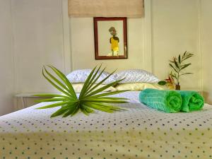 Una cama con dos toallas y una planta encima. en Ita Ita Casitas Playa Punta Uva, en Punta Uva 148 fotos más