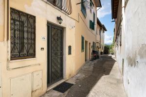 an alley in an old town with a door at Ganga House - Mini Loft Moderno-Free Parking in Lastra a Signa