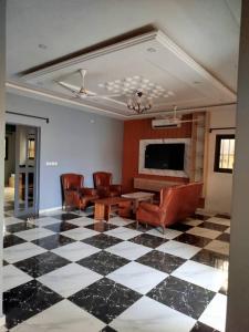 una sala de estar con suelo de cuadros en Appartement meublé, en Lomé