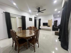 a dining room with a table and chairs at Casa De Harmoni in Pasir Puteh
