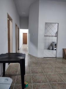 una stanza con un tavolo nero e un pavimento piastrellato di Casa de praia Atalaia Nova a Barra dos Coqueiros
