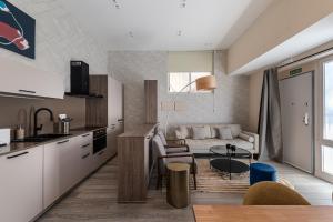 マドリードにあるWaou Glam II Plaza Españaのソファとテーブルのあるキッチンとリビングルーム