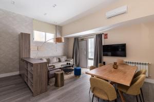 マドリードにあるWaou Glam II Plaza Españaのテーブルとソファのあるリビングルーム +8枚の写真