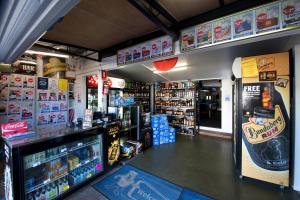 汽车旅馆内部或周边的超市或其他商店