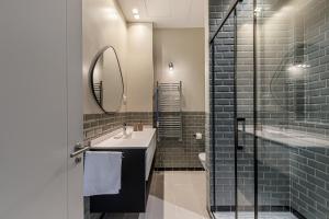 マドリードにあるWaou Glam II Plaza Españaの洗面台と鏡のあるバスルーム