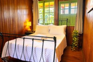 a bed in a room with a window and a bed sidx sidx sidx at Casa Carabinani in Novo Airão