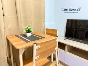 TV a/nebo společenská místnost v ubytování Affordable Stay with Free Pool, Netflix & Wifi Alabang SC5