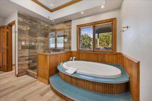 Koupelna v ubytování Texas Country Oasis | Near Stockyards & Arlington + 36 fotografií