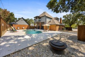 Bazén v ubytování Texas Country Oasis | Near Stockyards & Arlington nebo v jeho okolí