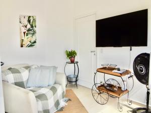 TV a/nebo společenská místnost v ubytování Dúplex do Poente, vista única a 5min da Rota do Vinho em São Roque SP