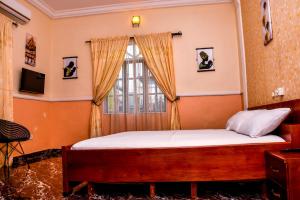 a bedroom with a bed and a window at 5 Star Villa Hotel in Trofwi +46 photos