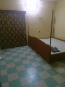 a bedroom with a bed and a tiled floor at Impeccable 2chambres salon centre ville de cotonou in Godomey