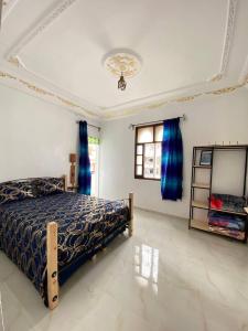 un dormitorio con una cama y una ventana en Casa Elaf, en Chefchaouen 27 fotos más