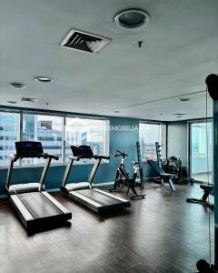 una palestra con tapis roulant e attrezzature per il fitness in un edificio di Flat Premium Mercure Manaus a Manaus