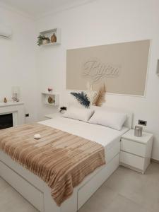 Una cama o camas en una habitación de Bijou Suite