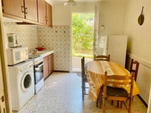 Kuchyň nebo kuchyňský kout v ubytování Maison F5 avec jardin et terrasse, animaux admis - FR-1-703-216 + 11 fotografií