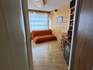 a small room with a couch and a window at Appartement 2 pièces cabine, 5 personnes - L'Alpe d'Huez - FR-1-405-374 in LʼHuez