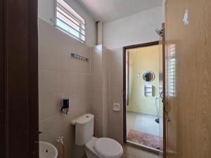 ein Badezimmer mit Toilette und Dusche in der Unterkunft Dunia Kanak Kanak Homestay in Kota Bharu + 42 Fotos