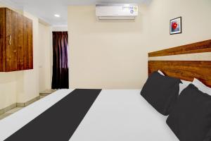 Giường trong phòng chung tại Hotel O Leela Elite