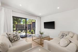 ハブロック・ノースにあるPeaceful Escape Close to Town - The Sanctuary Studioのソファ2つとテレビのあるリビングルーム