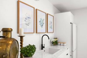 ハブロック・ノースにあるPeaceful Escape Close to Town - The Sanctuary Studioの白いキッチン(シンク、鏡付) +20枚の写真