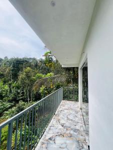 GREEN LEAF PREMIUM VILLA munnar في مونار: شرفة مطلة على الغابة +24 صورة