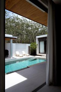 una vista exterior de una piscina en una casa en Luxurious villa By IBG Property, en Ban Pak Lak