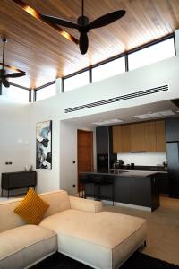 Una sala de estar con un sofá y un ventilador de techo. en Luxurious villa By IBG Property, en Ban Pak Lak 28 fotos más